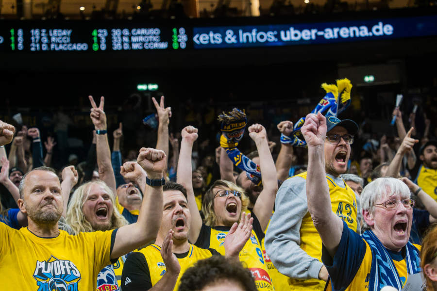 Fans von ALBA Berlin jubeln