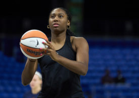 Aliyah Boston beim Warmup mit einem Basketball