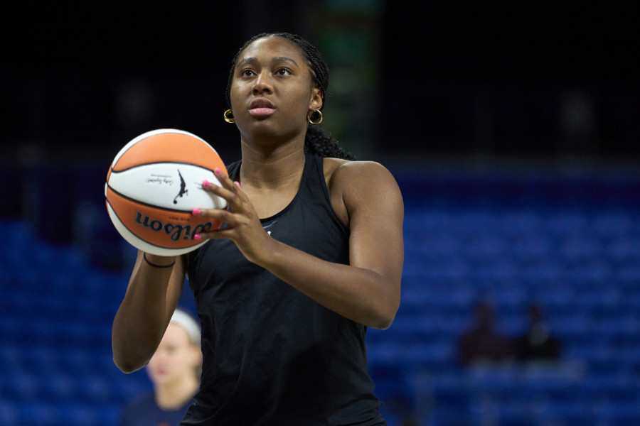 Aliyah Boston beim Warmup mit einem Basketball