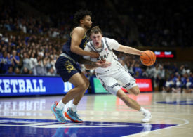 Cooper Flagg von den Duke Blue Devils zieht mit dem Ball an einem Gegenspieler vorbei.