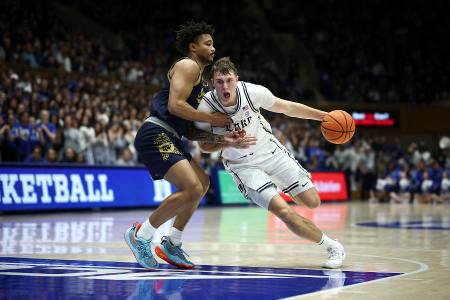 Cooper Flagg von den Duke Blue Devils zieht mit dem Ball an einem Gegenspieler vorbei.