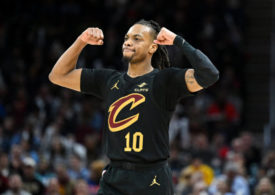 Darius Garland von den Cleveland Cavaliers macht eine Siegesgeste